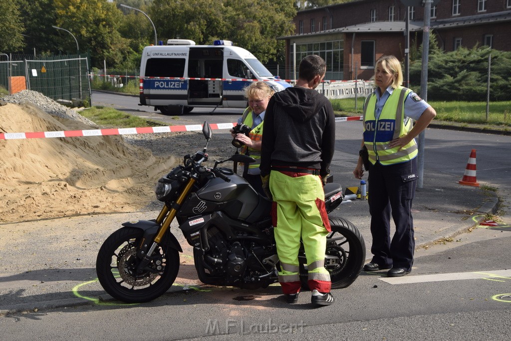 Schwerer Krad PKW Unfall Koeln Muelheim Am Springborn Cottbuserstr P160.JPG - Miklos Laubert